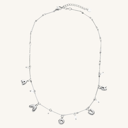 Goldene Edelstahlkette mit Amour-Schriftzug und kleiner Perle.