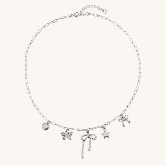 Goldene Edelstahlhalskette mit feiner Schleife und verspieltem Anhänger von Juwejé.