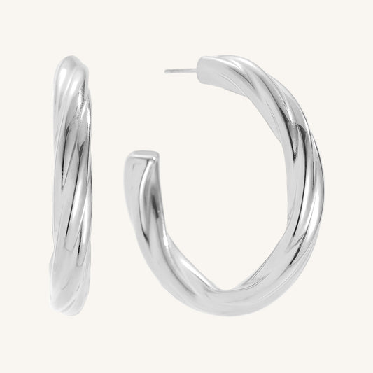 Große goldene Edelstahlcreolen mit klassisch gedrehter Form und edlem Glanz.