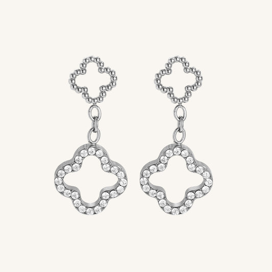 Goldene Edelstahlohrringe mit filigranem Kleeblattdesign und funkelnden Details.