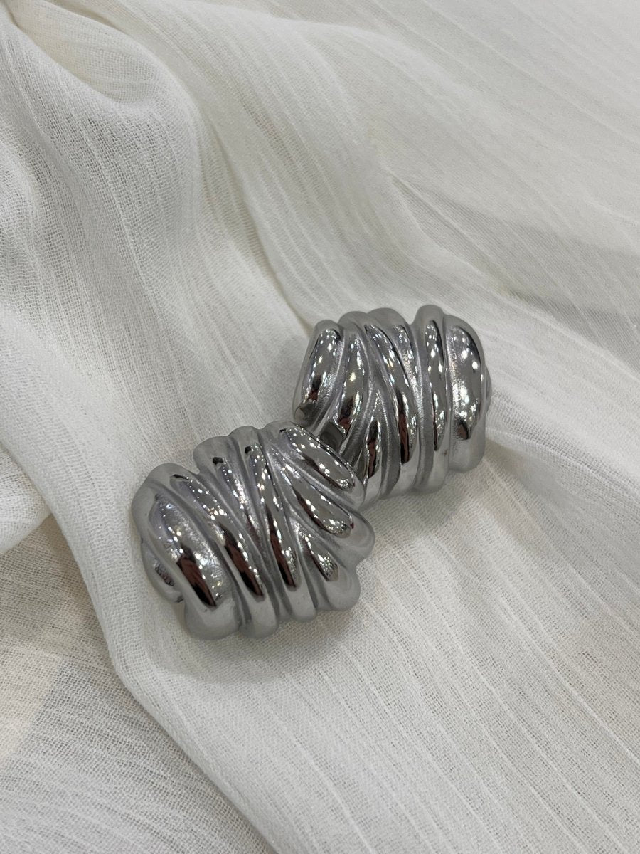 Silberne Edelstahl-Ohrstecker mit modernem, minimalistischen Design von Juwejé