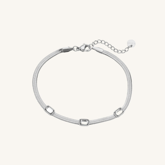 Silbernes Edelstahlarmband mit rechteckigen Glanzelementen von Juwejé.