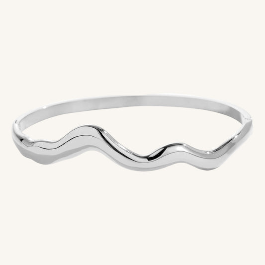 Geschwungener Edelstahlarmreif mit weichem, fließendem Design von Juwejé
