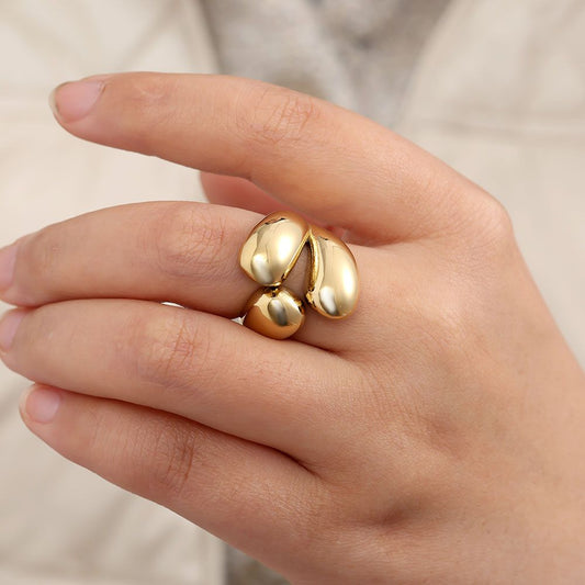 Goldener Edelstahlring mit drei zarten Tropfen-Details von Juwejé.