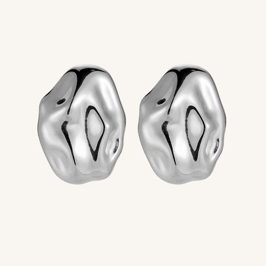 Silberne Edelstahl-Ohrringe mit glänzender Oberfläche und edler Form von Juwejé