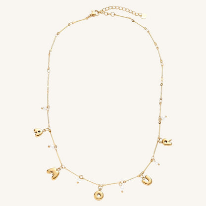 Goldene Edelstahlkette mit Amour-Schriftzug und kleiner Perle.