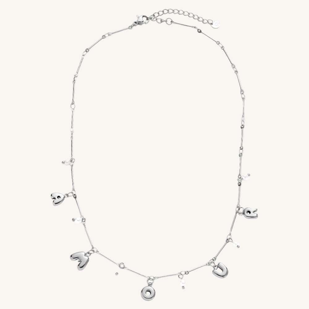 Goldene Edelstahlkette mit Amour-Schriftzug und kleiner Perle.