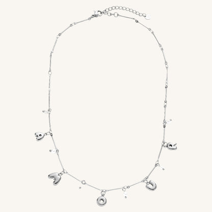 Goldene Edelstahlkette mit Amour-Schriftzug und kleiner Perle.