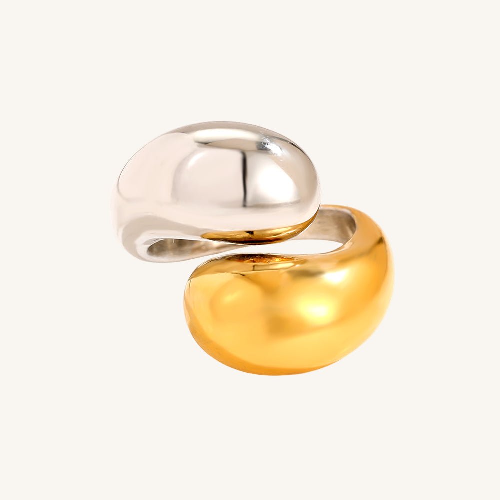 Goldener Edelstahlring mit tropfenförmigem Design von Juwejé.