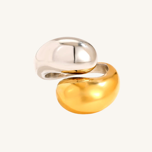 Goldener Edelstahlring mit tropfenförmigem Design von Juwejé.