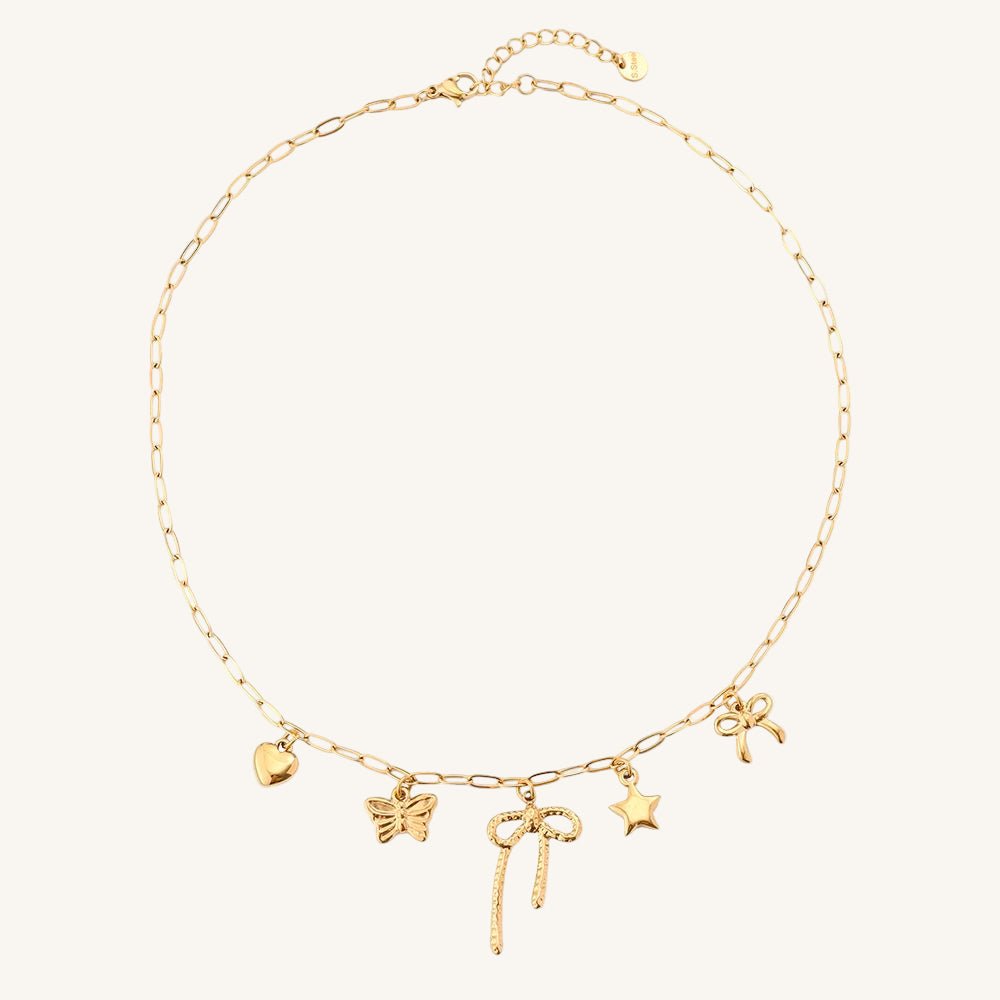 Goldene Edelstahlhalskette mit feiner Schleife und verspieltem Anhänger von Juwejé.