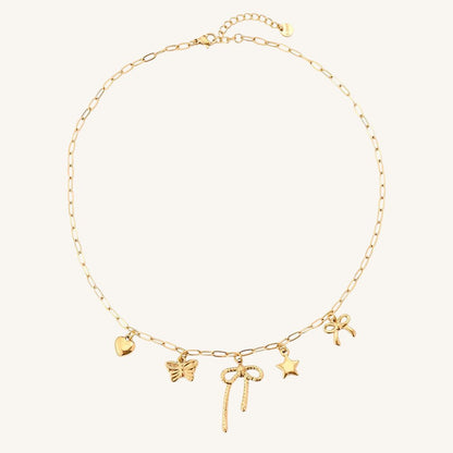 Goldene Edelstahlhalskette mit feiner Schleife und verspieltem Anhänger von Juwejé.