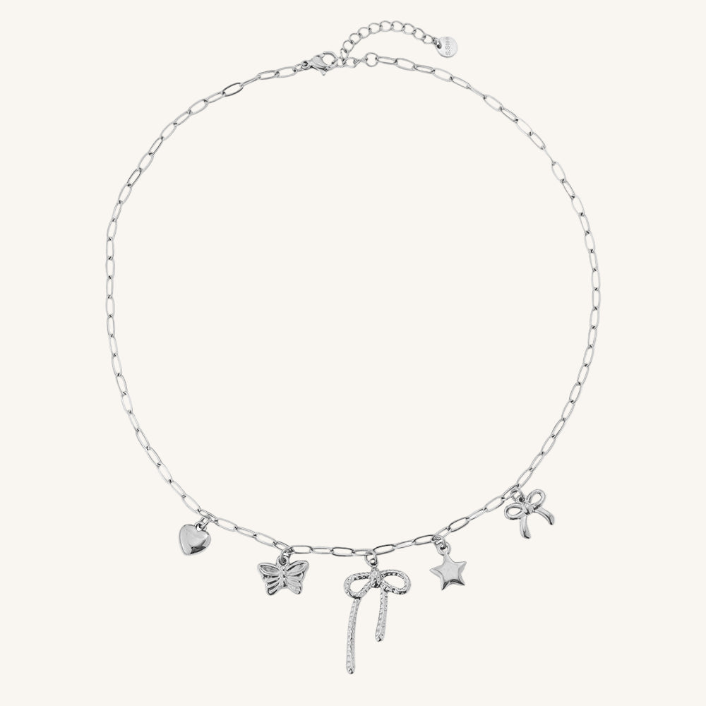 Goldene Edelstahlhalskette mit feiner Schleife und verspieltem Anhänger von Juwejé.