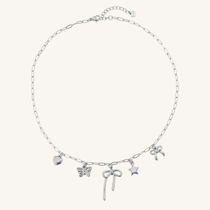 Goldene Edelstahlhalskette mit feiner Schleife und verspieltem Anhänger von Juwejé.