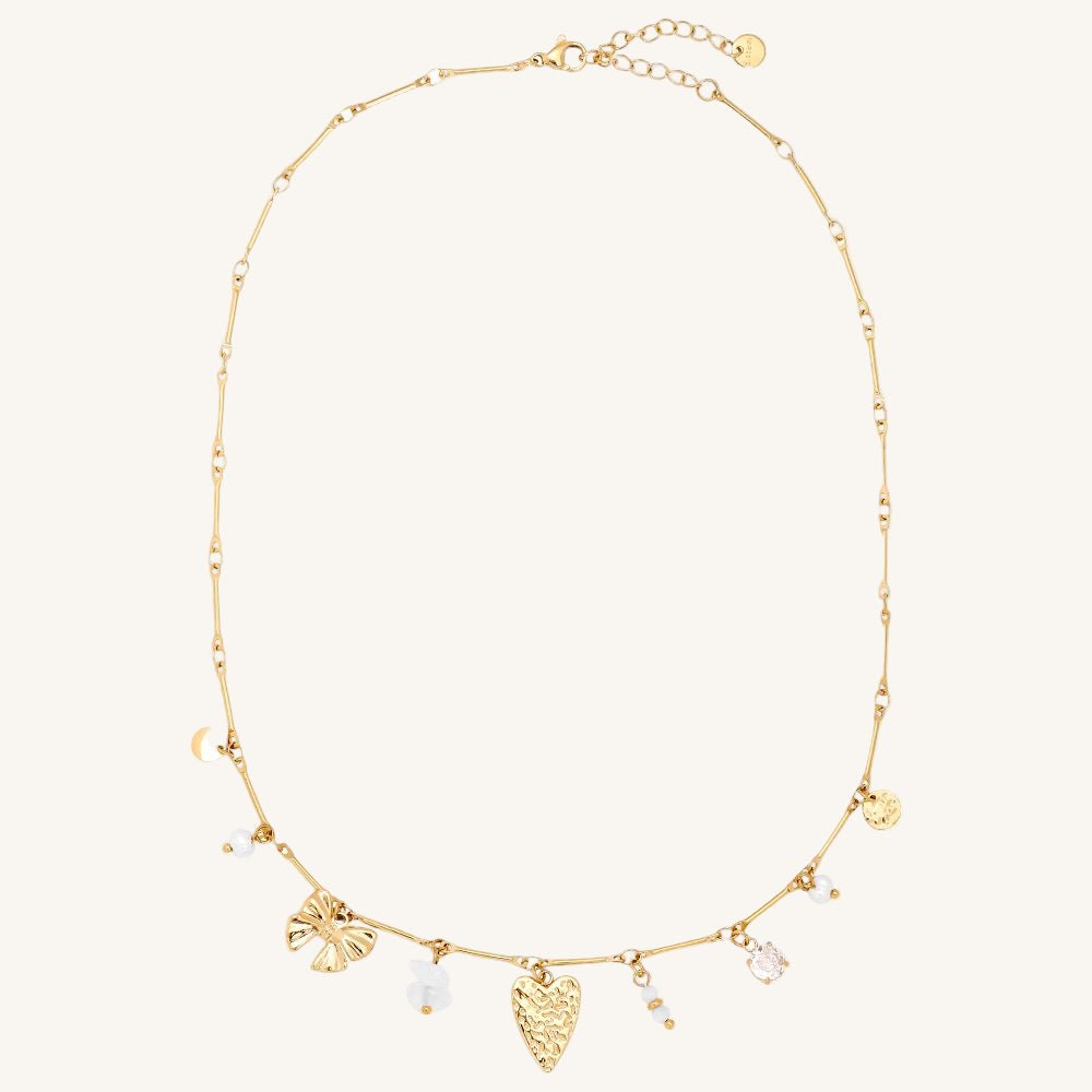 Goldene Edelstahlhalskette mit mehreren kleinen Charms und glänzendem Finish.