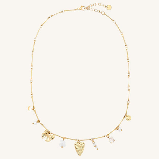 Goldene Edelstahlhalskette mit mehreren kleinen Charms und glänzendem Finish.