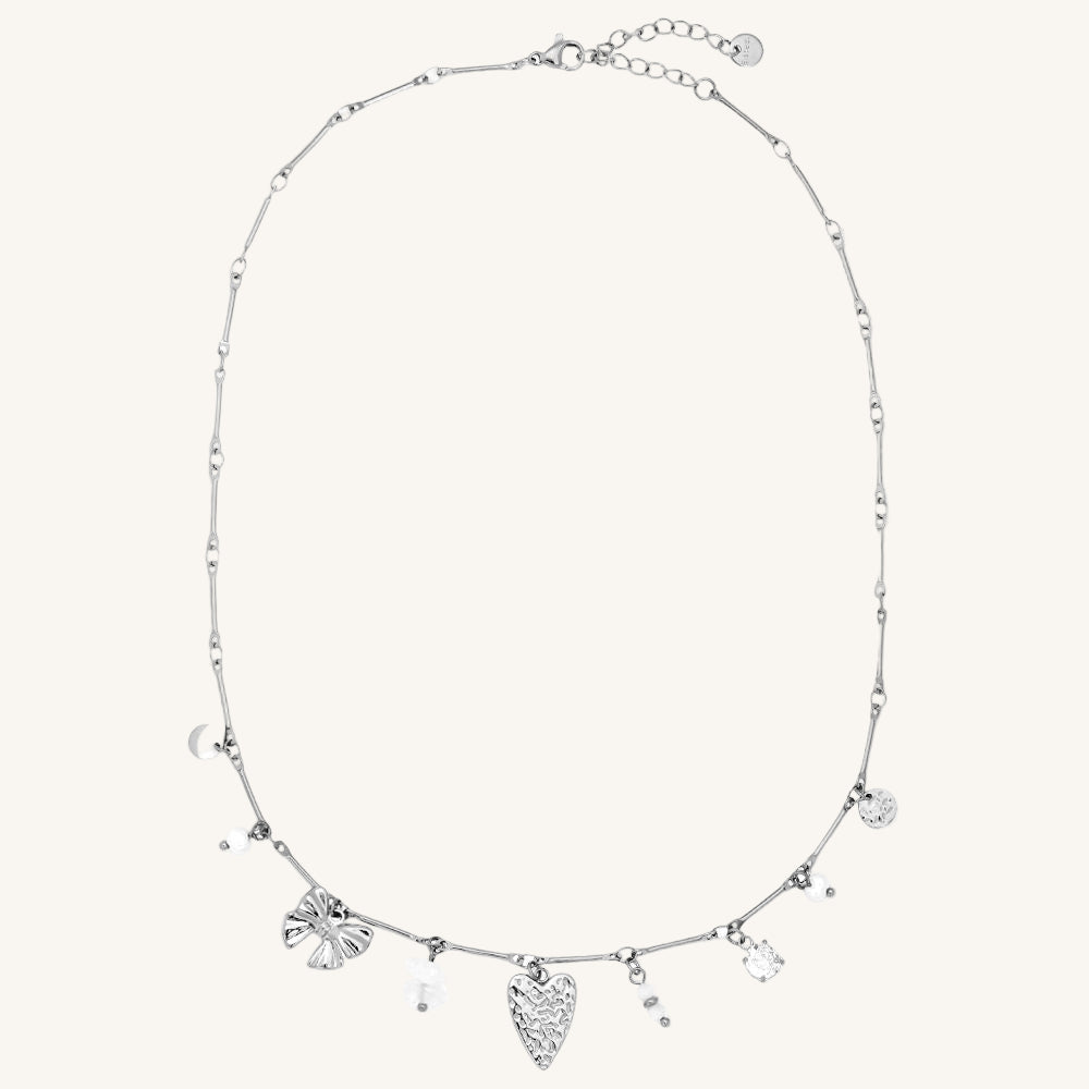 Goldene Edelstahlhalskette mit mehreren kleinen Charms und glänzendem Finish.