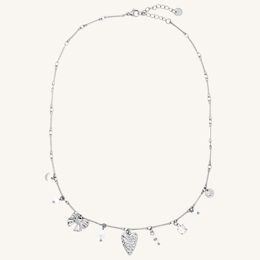 Goldene Edelstahlhalskette mit mehreren kleinen Charms und glänzendem Finish.