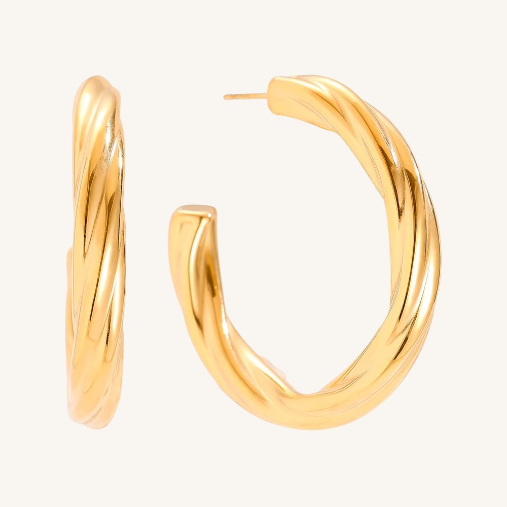 Große goldene Edelstahlcreolen mit klassisch gedrehter Form und edlem Glanz.