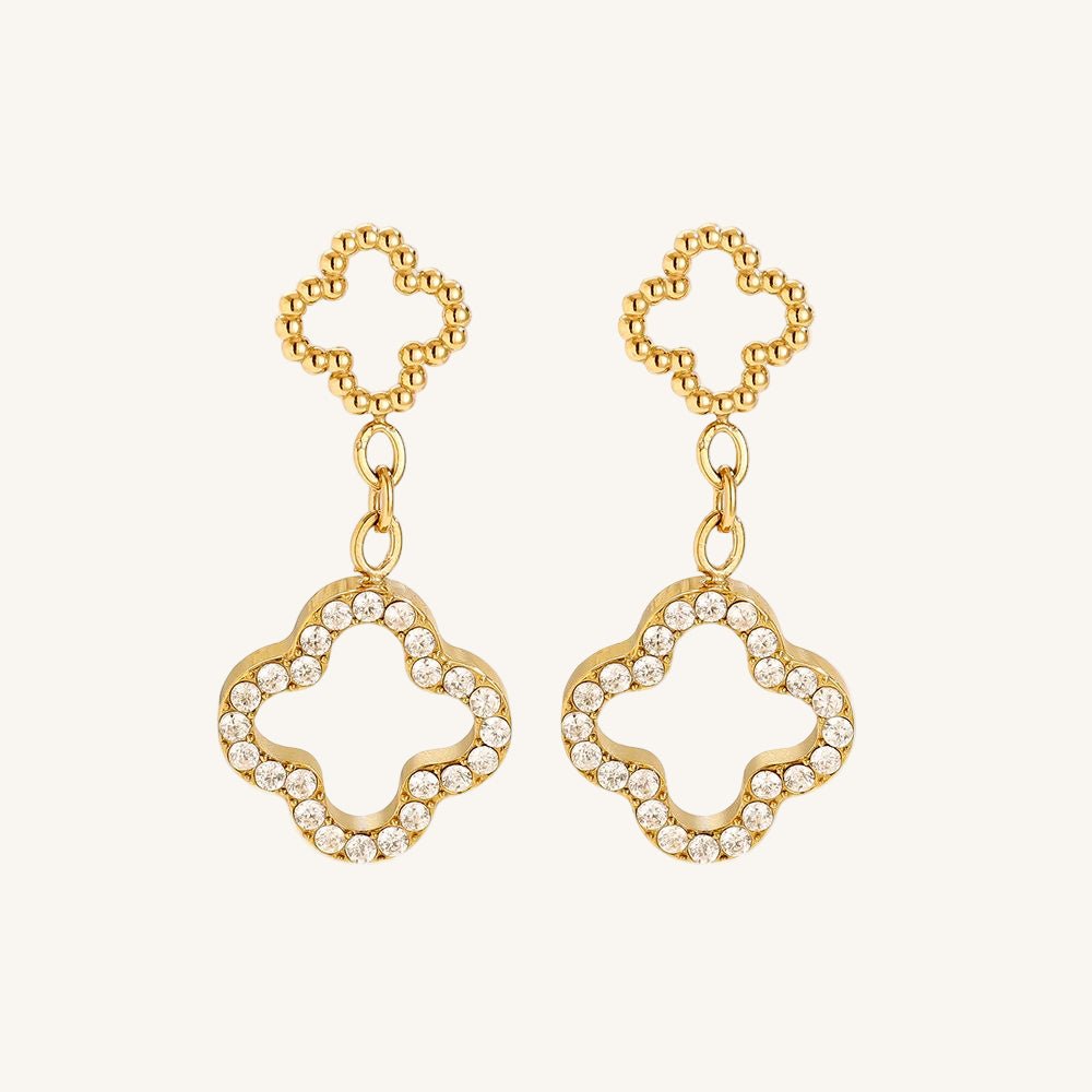 Goldene Edelstahlohrringe mit filigranem Kleeblattdesign und funkelnden Details.