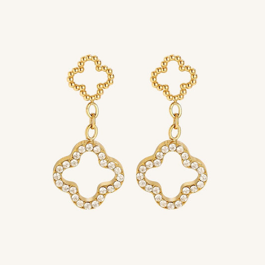 Goldene Edelstahlohrringe mit filigranem Kleeblattdesign und funkelnden Details.