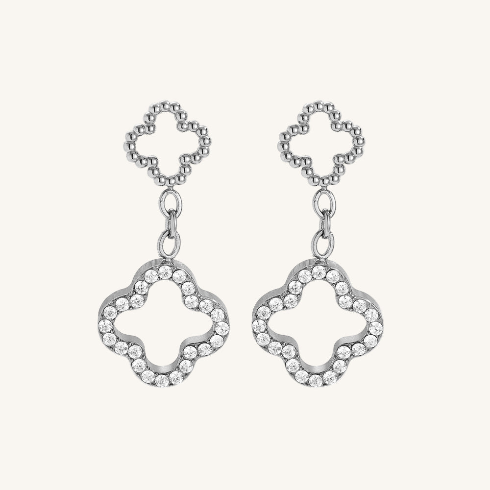 Goldene Edelstahlohrringe mit filigranem Kleeblattdesign und funkelnden Details.