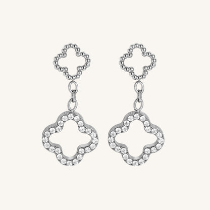 Goldene Edelstahlohrringe mit filigranem Kleeblattdesign und funkelnden Details.