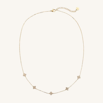 Zarte goldene Edelstahlkette mit kleiner Blumenverzierung als Glückssymbol.