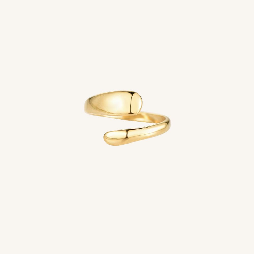 Goldener Edelstahlring mit verschlungener Kreisform von Juwejé.