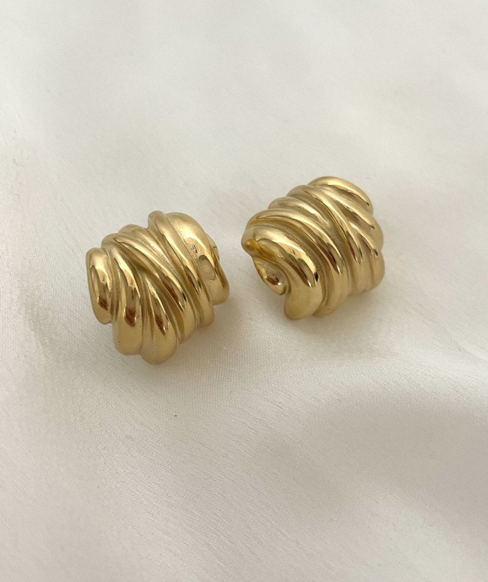 Goldene Edelstahl-Ohrstecker mit modernem, minimalistischen Design von Juwejé
