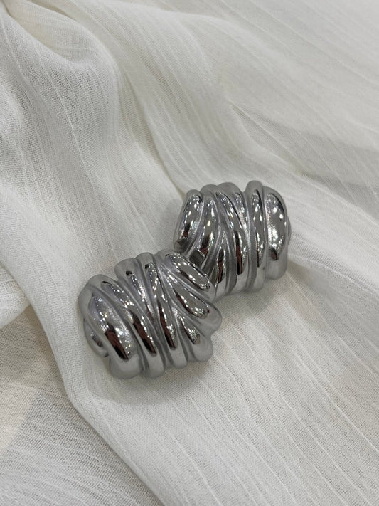 Silberne Edelstahl-Ohrstecker mit modernem, minimalistischen Design von Juwejé