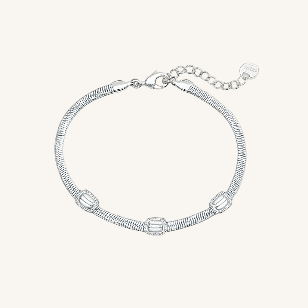 Silbernes Edelstahlarmband mit rechteckigen Glanzelementen von Juwejé