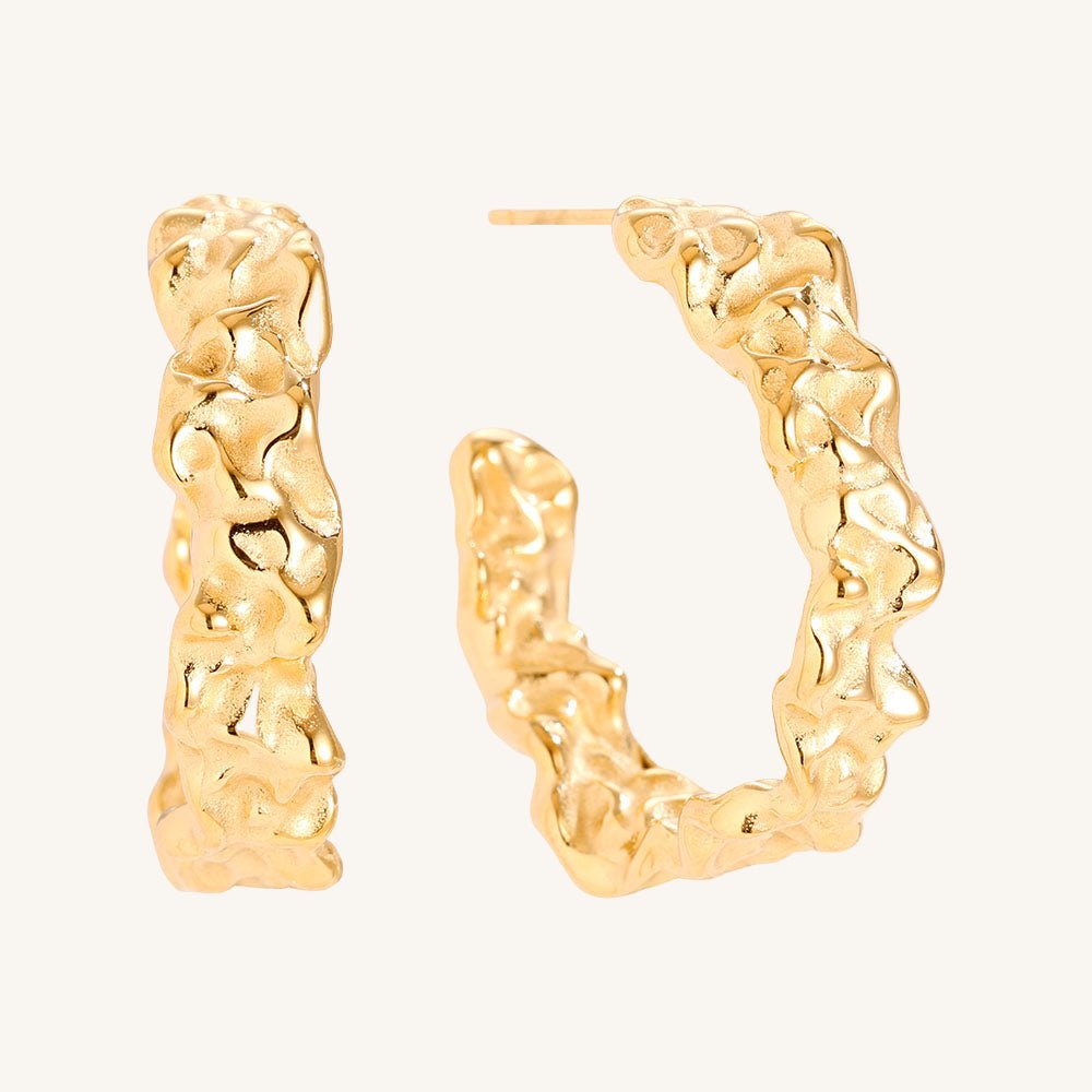 Halbmondförmige goldene Edelstahl-Creolen mit asymmetrischem Design von Juwejé