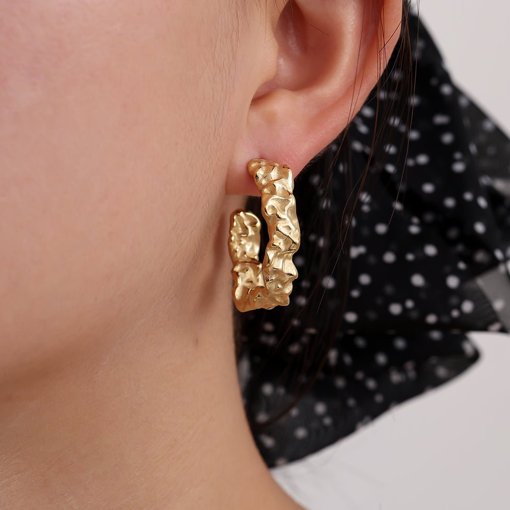 Halbmondförmige goldene Edelstahl-Creolen mit asymmetrischem Design von Juwejé