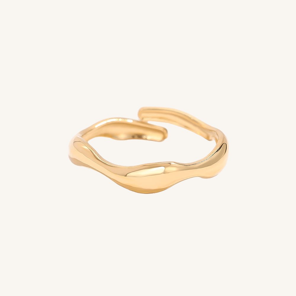 Goldener Edelstahlring mit fließender Wellenform von Juwejé