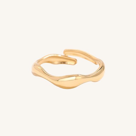 Goldener Edelstahlring mit fließender Wellenform von Juwejé