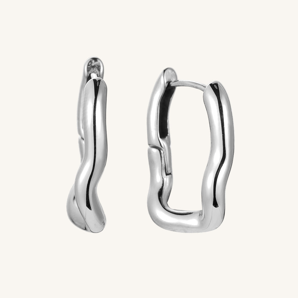 Goldene Edelstahlohrringe mit geschmolzener Kettenstruktur und edlem Glanz.