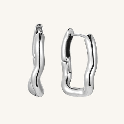 Goldene Edelstahlohrringe mit geschmolzener Kettenstruktur und edlem Glanz.