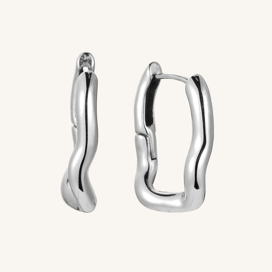 Goldene Edelstahlohrringe mit geschmolzener Kettenstruktur und edlem Glanz.