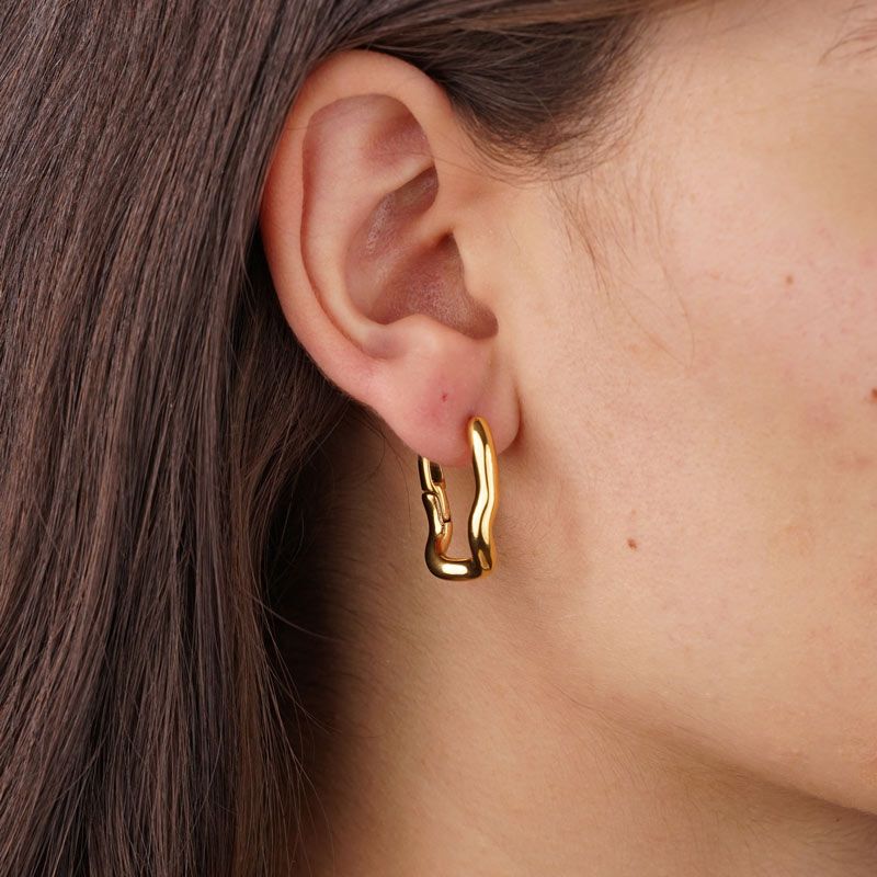 Goldene Edelstahlohrringe mit geschmolzener Kettenstruktur und edlem Glanz.