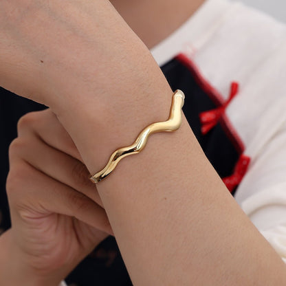 Geschwungener Edelstahlarmreif mit weichem, fließendem Design von Juwejé