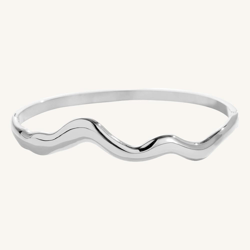 Geschwungener Edelstahlarmreif mit weichem, fließendem Design von Juwejé