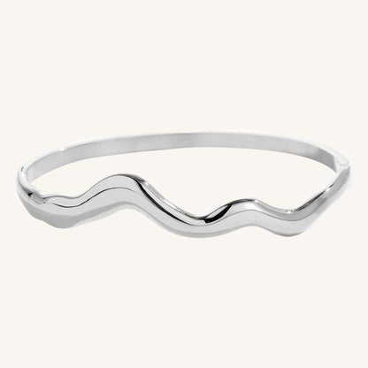 Geschwungener Edelstahlarmreif mit weichem, fließendem Design von Juwejé