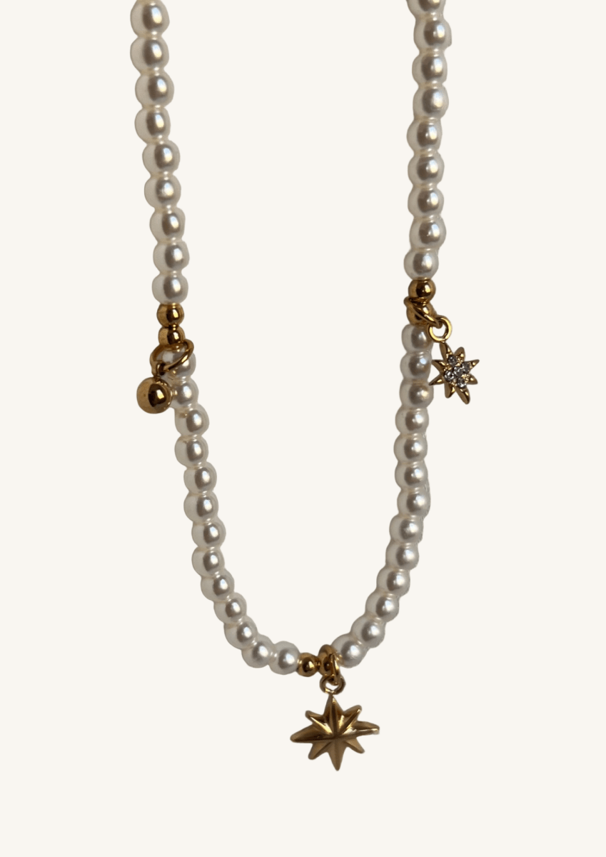 Goldene Edelstahlkette mit Perlen- und Sternanhänger, elegant und fein verarbeitet.