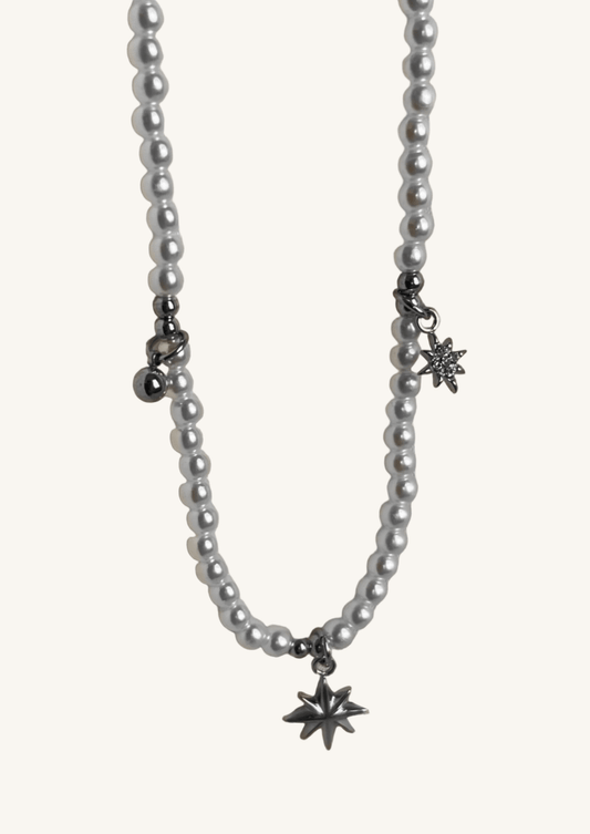 Goldene Edelstahlkette mit Perlen- und Sternanhänger, elegant und fein verarbeitet.