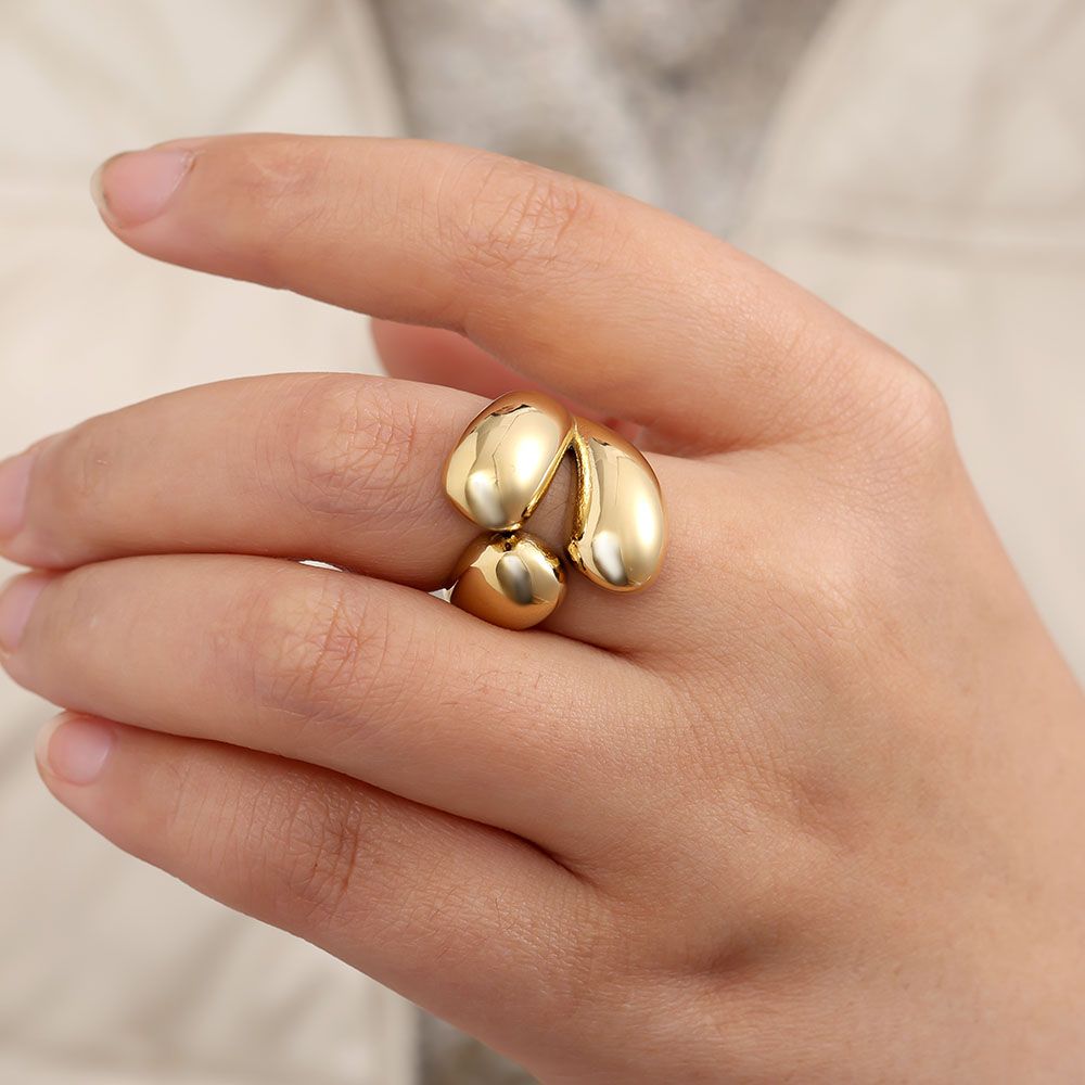 Goldener Edelstahlring mit drei zarten Tropfen-Details von Juwejé.