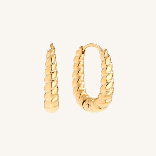 Goldene Edelstahl-Creolen mit gedrehter Struktur und poliertem Finish.