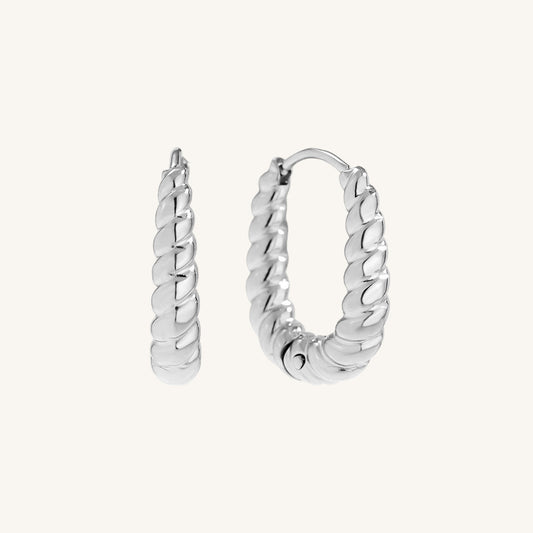 Goldene Edelstahl-Creolen mit gedrehter Struktur und poliertem Finish.