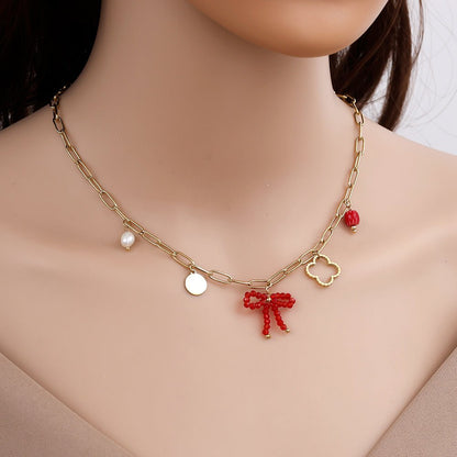 Goldene Edelstahlkette mit feinen Charms und zartem Glanz von Juwejé