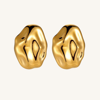 Goldene Edelstahl-Ohrringe mit glänzender Oberfläche und edler Form von Juwejé